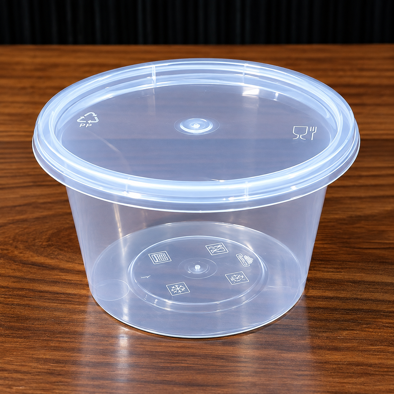 Closed clear PP plastic food container with molded use markings